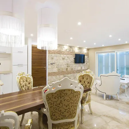 度假居 Eight-bedroom In *