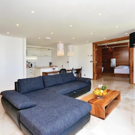 Eight-bedroom In