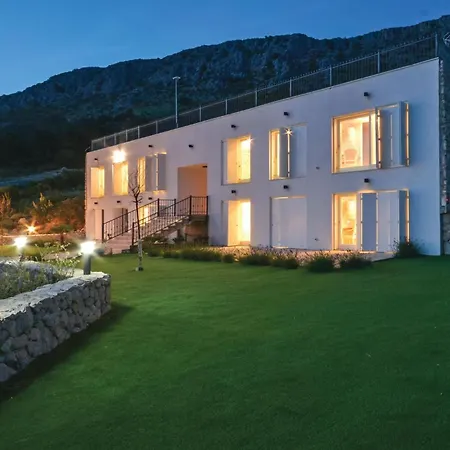 Eight-bedroom In
