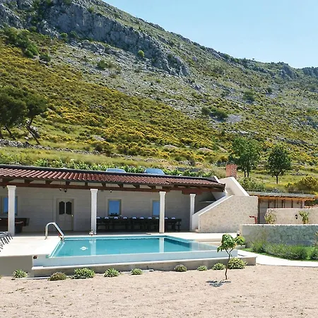 Holiday home Beautiful In With Wifi Podstrana