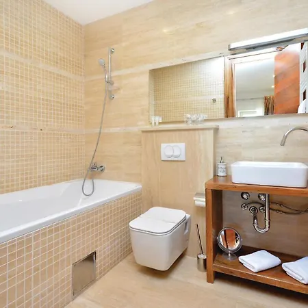 度假居 Eight-bedroom In *