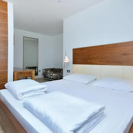 Eight-bedroom In 度假居