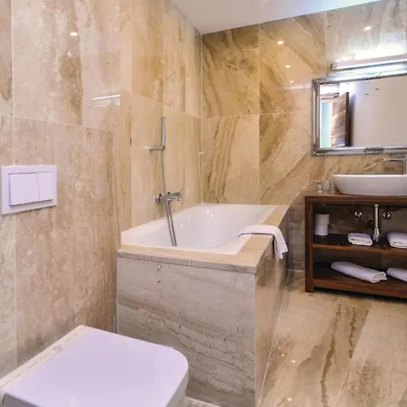 Eight-bedroom In 度假居 *