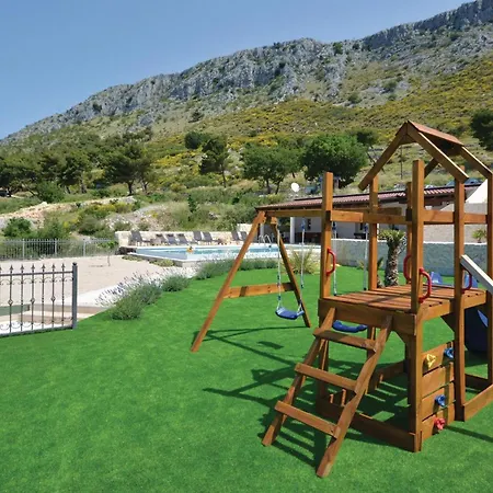 Holiday home Beautiful In With Wifi Podstrana